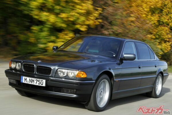 1998年のモデルからは顔つきもやや変化。とくにヘッドライト形状の変化が印象的だ
