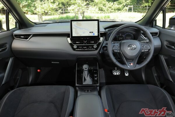 カローラクロスGRスポーツの運転席、インパネまわり