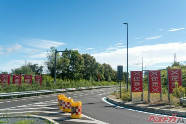 高速道路の逆走いまだ年間220件!! 「高齢者だけ」が原因じゃない…逆走が起きやすい場所と意外な理由