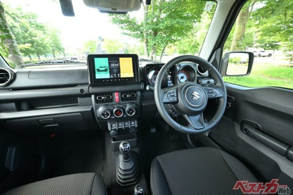 2型となって新しくなったジムニーノマドの運転席
