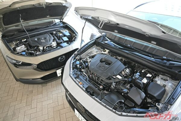 CX-30の心臓部。左側はSKYACTIV-Dを搭載したモデル。2026年7月にCX-30はディーゼルモデルを廃止。「e-SKYACTIV G 2.0」「e-SKYACTIV G 2.5」のラインアップに