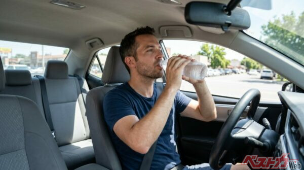 運転中は水分補給を後回しにしがち。喉の渇きを感じる前から、こまめに水分を摂ることを意識したい(PHOTO:Adobe Stock_Elenba)
