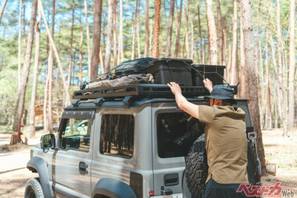 ルーフキャリアや荷台の積載物は、出発前だけでなくSAやPAでの休憩時にも、荷物のずれや固定器具の緩みを確かめたい（PHOTO：Adobe Stock_ buritora）