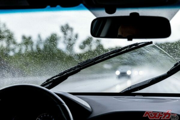 ワイパーを最速にしても前方を確認しにくい豪雨では、普段どおりの速度で走り続けてはならない。速度を落とし、十分な車間距離を確保する（PHOTO：Adobe Stock_ Nicolas St-Germain）