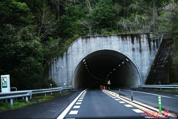 トンネル内で車両に異常が発生したら、可能な限りトンネルの外や非常駐車帯まで移動。停車後は車内に残らず、安全な場所へ避難する（PHOTO：Adobe Stock_ v_0_0_v）