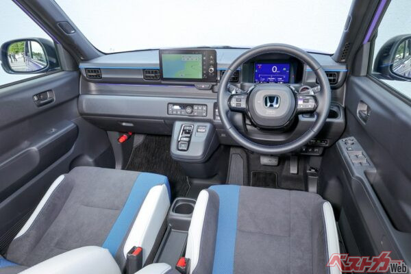スーパーワンの運転席。パドルシフトも付いている上に、MT車を運転しているかのような挙動まで再現されている