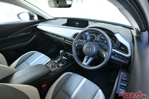 CX-30エアーエディションの内装。見ての通り白とグレーのコントラストが映えている