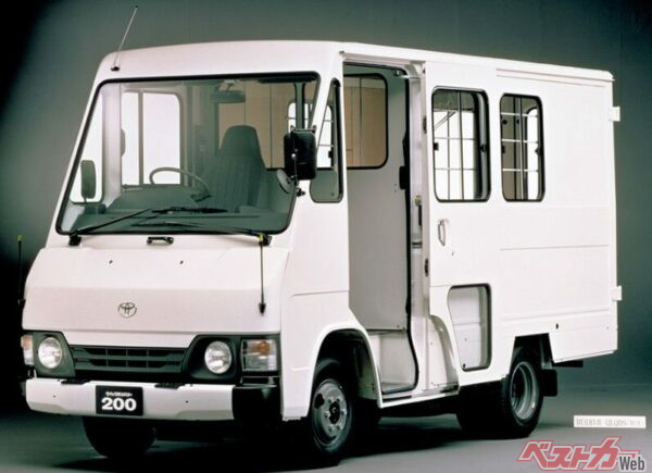 左側ドアから運転席に座ることができるスライドドアを採用することで、乗り降りがしやすい構造に。