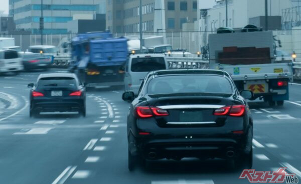 ドライビングサングラスを装着して運転すれば、前走車のリアコンビランプやブレーキランプの赤色、ウィンカーの黄色が瞬時に目に入ってくる!!（写真／Adobe Stock）