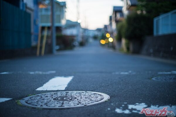 あえてマンホールのある道路を走り足回りの硬さなどを見抜く（alibi＠AdobeStock）