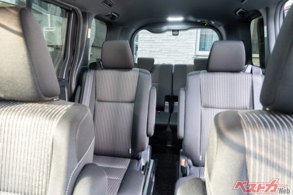 シートアレンジのしやすさ、荷室の開口部の高さ、ドリンクホルダーの位置。最近だとUSBの数や場所も大切。自分の日常の動線に本当にフィットするかをチェックしておこう（tarou230＠AdobeStock）
