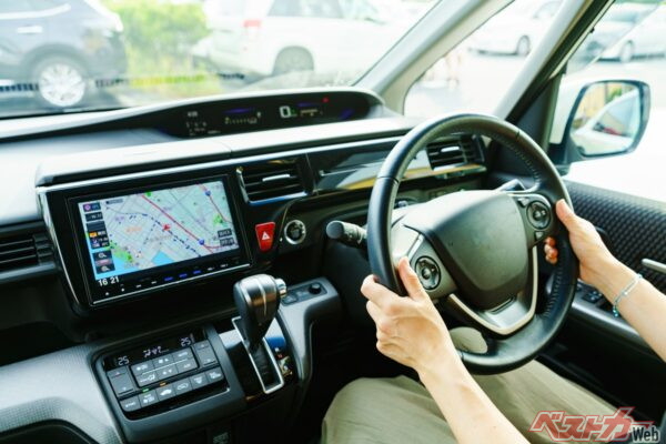 担当営業マンにスマートなお願いができる関係を築き、試乗時間は少しでも長く設けたい(show999@AdobeStock)