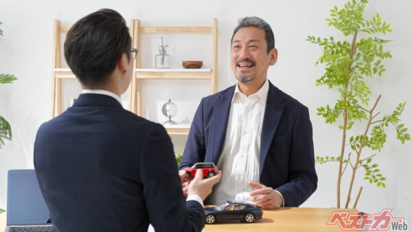 自身のライフスタイルに寄り添ってくれるか。担当営業マンとの相性は極めて重要だ(Takahiro@AdobeStock)