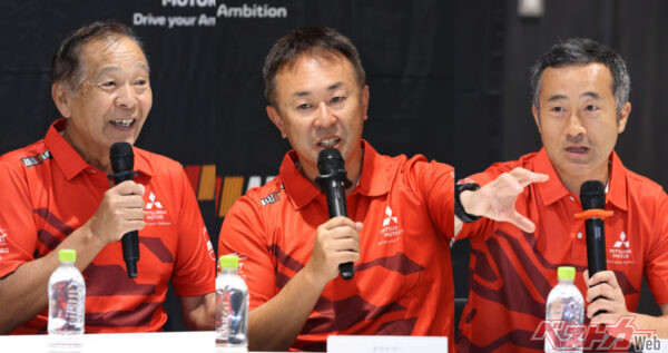 羽田空港そばの会見場で凱旋帰国した増岡総監督（左）と田口選手（中）、保井選手（右）、おめでとうございます！