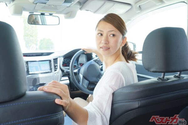 バックモニター義務化に伴ない（新車は2022年5月～、継続生産車は2024年5月～）、このような「腕回しバック駐車」はなくなっていくのだろうか？（Adobe Stock＠naka）