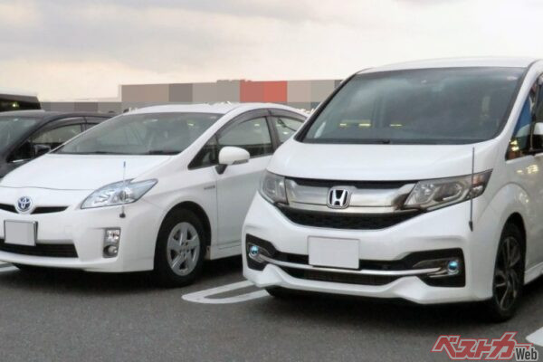 バンパー左前方に装着されているコーナーポール。たしかに一度付けると手放せないというが、ダサくないか？　電動で収納・伸縮するタイプやポジションランプと連動して先端が光るタイプなどさまざまなタイプがある