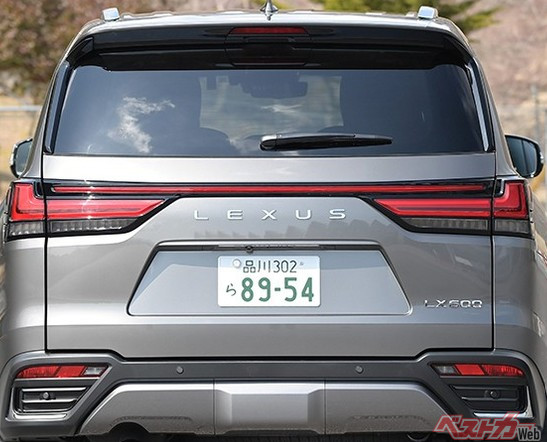 レクサスLXにはグレード名のエンブレムが取り付けられている。車名が数字だから装着しやすい？