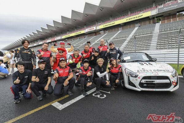 コペンを前に全員集合。ドライバーだけでなくチームスタッフ全員がそれぞれ目標に掲げチャレンジした