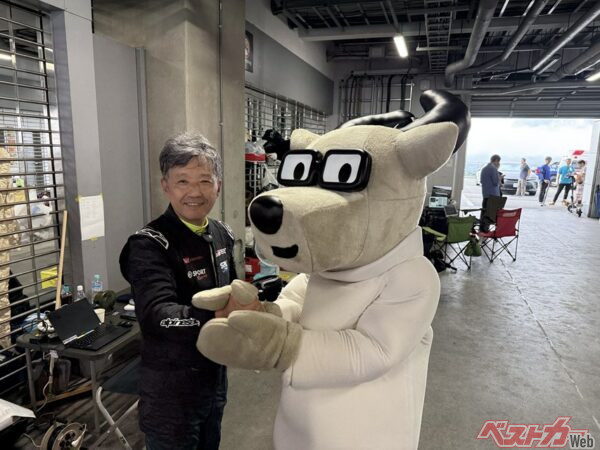 井上雅宏社長は22周を走り「カクカクシカジカ」としっかり握手