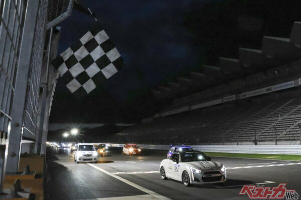 午前9時にスタートし、19時のゴールではすっかり日が落ちていた。草レースとはいえチェッカーを受け感動に包まれた