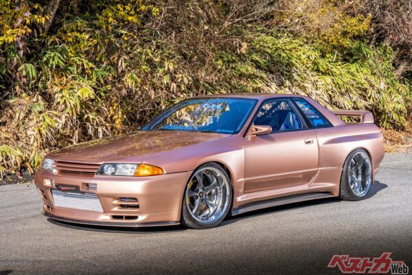 現行車はもちろんネオクラシックカーが履いても違和感のない、時代を超えたデザインだ