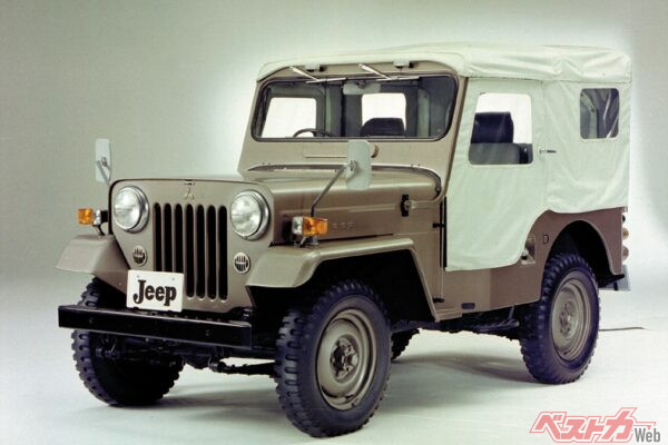 1953年にノックダウン生産によるジープ第1号が完成。完全国産化は1956年から。日本でのジープ生産が行われるようになった背景には冷戦がある