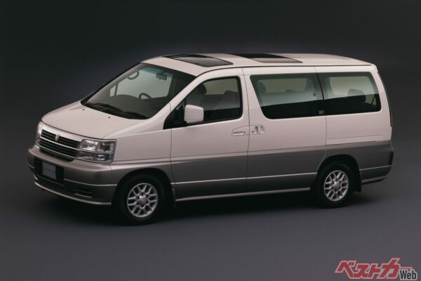 1997年に登場した初代エルグランド。元祖ミニバンキングとして頂点に君臨していた
