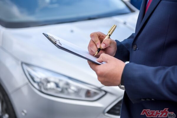 レンタカー費用や弁護士費用、個人賠償など、等級に影響せず幅広いリスクに備えられる特約がある（RomanR@Adobe Stock）