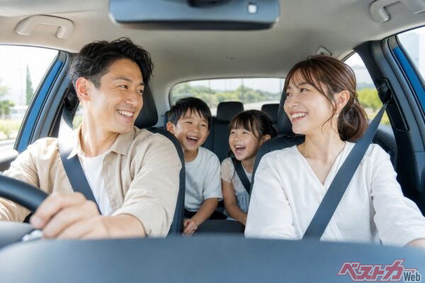 車検証の乗車定員は12歳以上を基準としており、12歳未満の子供は異なる数え方が適用される（maaagram@Adobe Stock）
