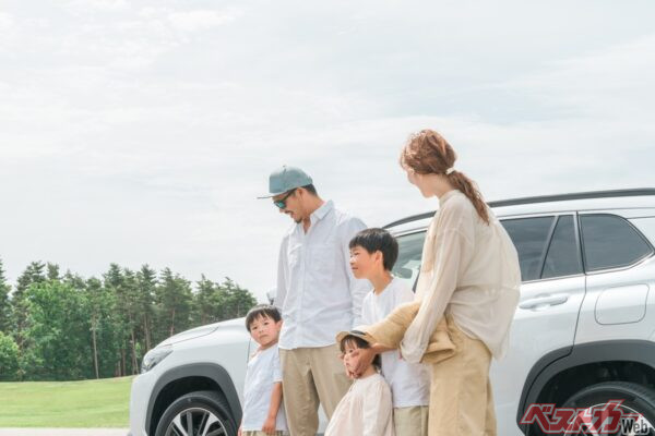 5人乗りでも大人1人なら子供6人まで計算上は乗車可能で、合計7人が乗れるケースもある(buritora@Adobe Stock)