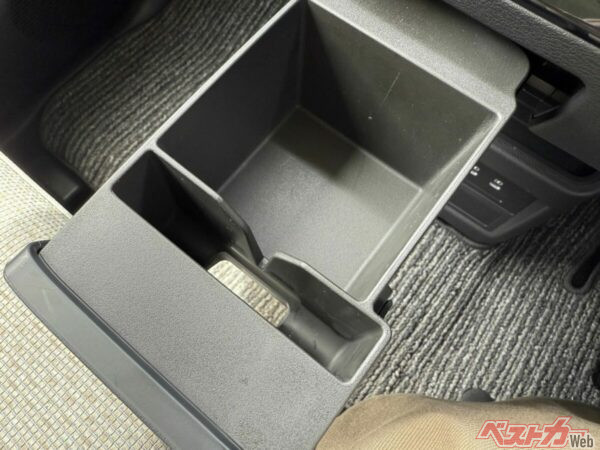 これは秀逸!! 充電ケーブル専用ルート付きのカップホルダーなんて。しかも設置位置がいいのよ