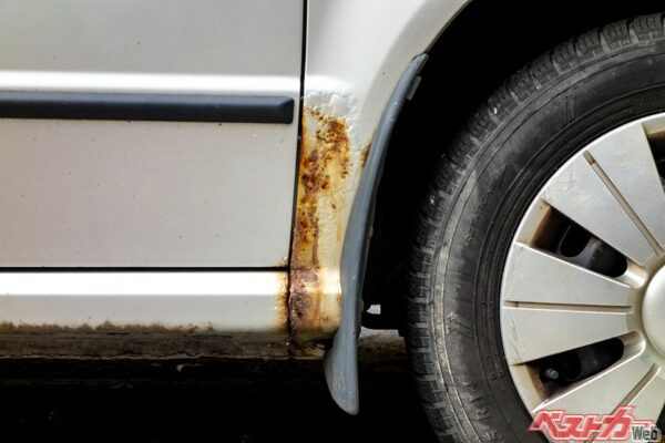 携帯電話のように「水没マーカー」でもあれば一目瞭然なのだが、クルマの場合は「特に注目するポイント」を調べていく。例として、クルマの下側を中心にサビが発生していたら要注意（mino21＠AdobeStock）