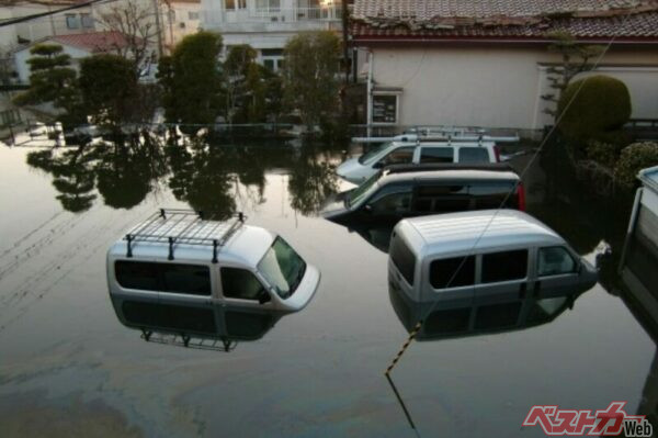 とくに危険なのが、車室内への浸水だ。水位がドアの下端付近まで達すると、車外からの水圧によってドアは非常に開けにくくなる。さらに水位がドアの高さの半分を超えると、内側からはほとんど開けられなくなる(写真AC、gantou)