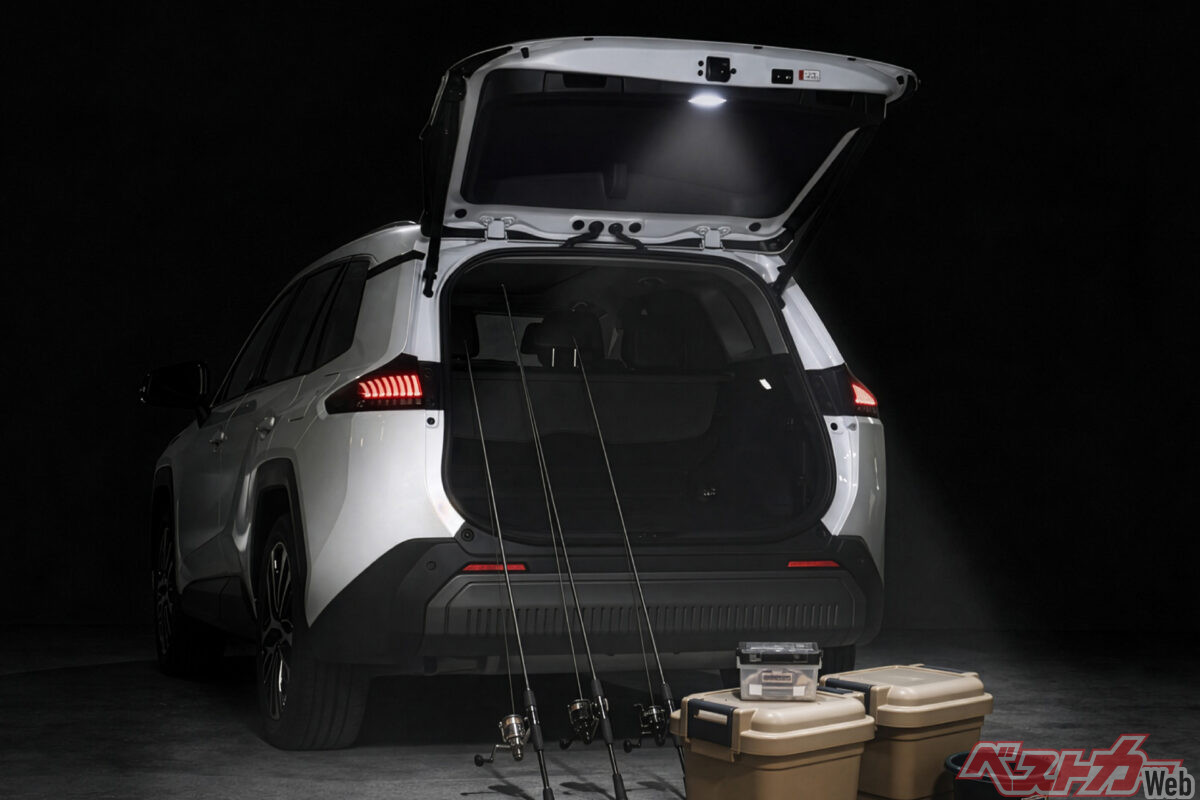 暗くて荷室が見えん!! 新型RAV4オーナーの悩みを解決する爆光LED増設ランプが明るすぎ!!
