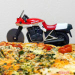 「カタナ」だけにピザカッターに!? スズキの傑作バイクが意外なアイテムに大変身!!