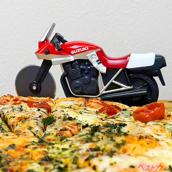 「カタナ」だけにピザカッターに!? スズキの傑作バイクが意外なアイテムに大変身!!