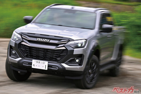 いすゞ D-MAX。無骨で実用的な三菱 トライトンとは対照的に、やや都会的なデザインのフロントフェイス