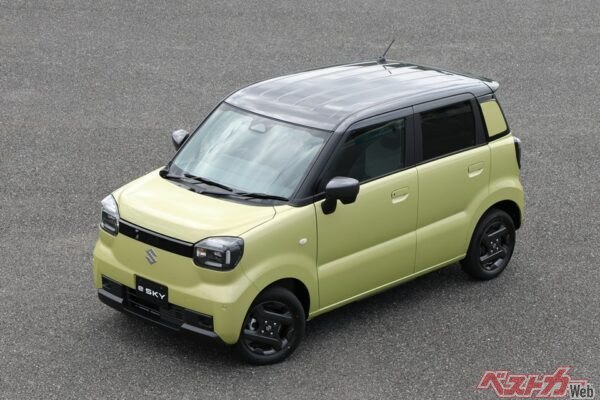 スズキの新型軽EV第1弾となるeスカイ。シンプルでありながら、下がり気味のルーフやフェンダーが目立つボディなどメリハリの効いたデザイン