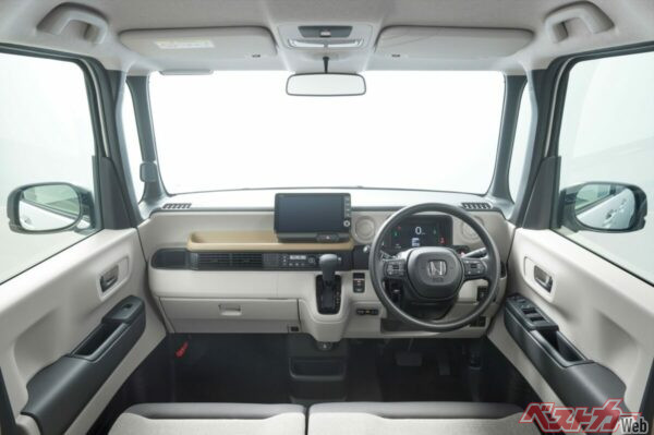 現行N-BOXのインテリア。シンプルな構成ながら、運転のしやすさを考え抜いた設計となっている