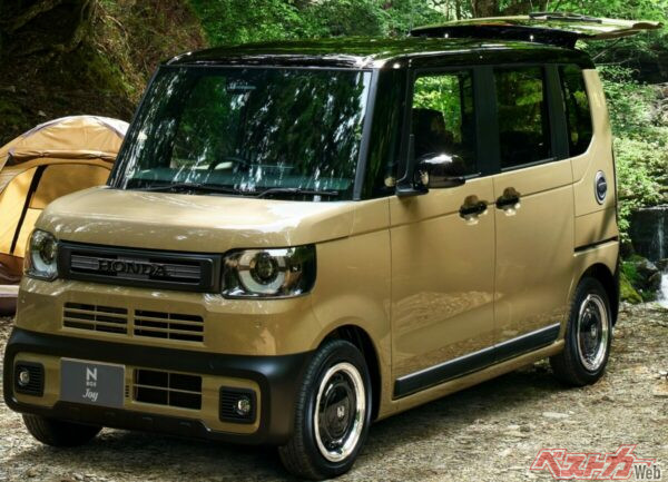 N-BOX JOYは、全タイプに丸形LEDフォグライトを標準装備。JOY ターボと特別仕様車「BLACK STYLE」の全タイプには、「HONDA」のレターロゴを配した専用フロントグリルが標準装備される