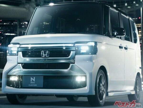N-BOX CUSTOM。従来よりも迫力のあるフロントフェイスへと進化した