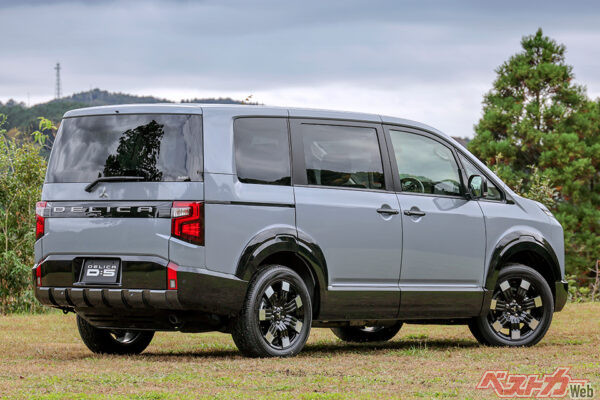 テールゲートガーニッシュに大きく「DELICA」のロゴを配置したシンプルでボールドな造形