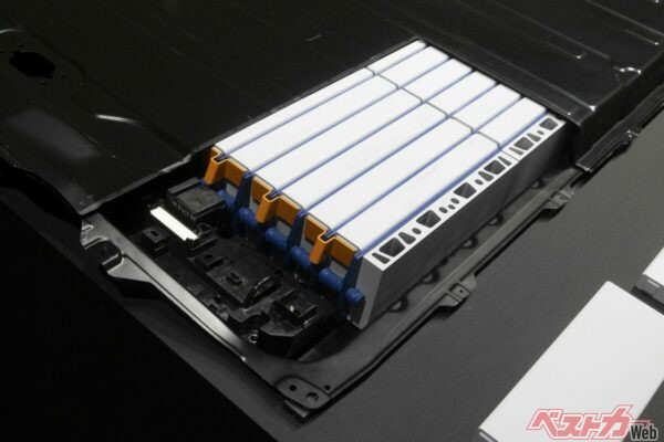 トヨタが開発を進める「次世代電池（パフォーマンス版）」。電池パックの低ハイト化によって、車両デザインや室内空間の自由度を高めるとともに、低重心化にもつなげる狙いだ