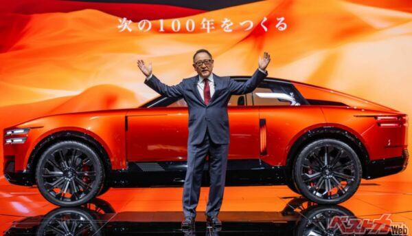 コンセプトモデルの前でブランドの未来を語る豊田章男会長。詳細は明かされなかったものの、新たなセンチュリーブランドを示すモデルとして披露された