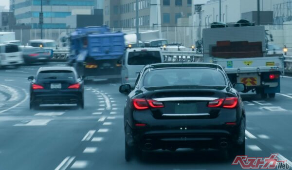 前走車のリアコンビランプやブレーキランプの赤色、ウィンカーの黄色なども瞬時に目に入る特殊性能。この視界体験には驚く!
