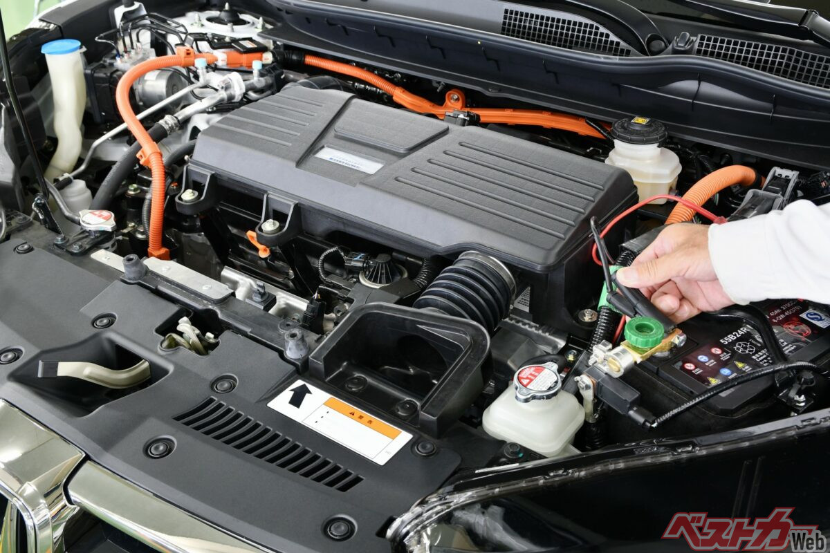 ハイブリッド車も12V補機バッテリーが上がると、駆動用バッテリーに電力が残っていてもREADY状態へ移行できない（PHOTO：Adobe Stock_dreamnikon）