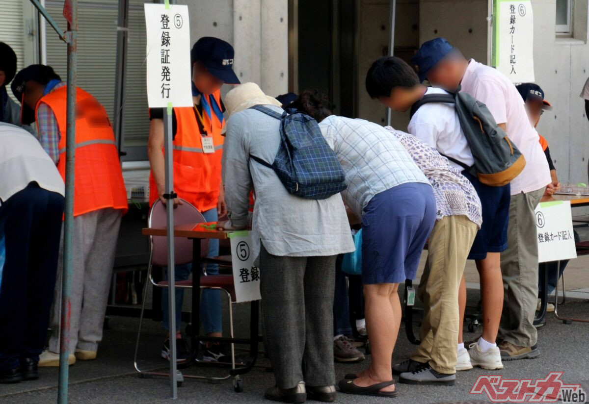 車中泊を選んだ場合も孤立せず、自治体や避難所と連絡を取れる状態を保つことが大切(PHOTO:写真AC_ 八木迷々)