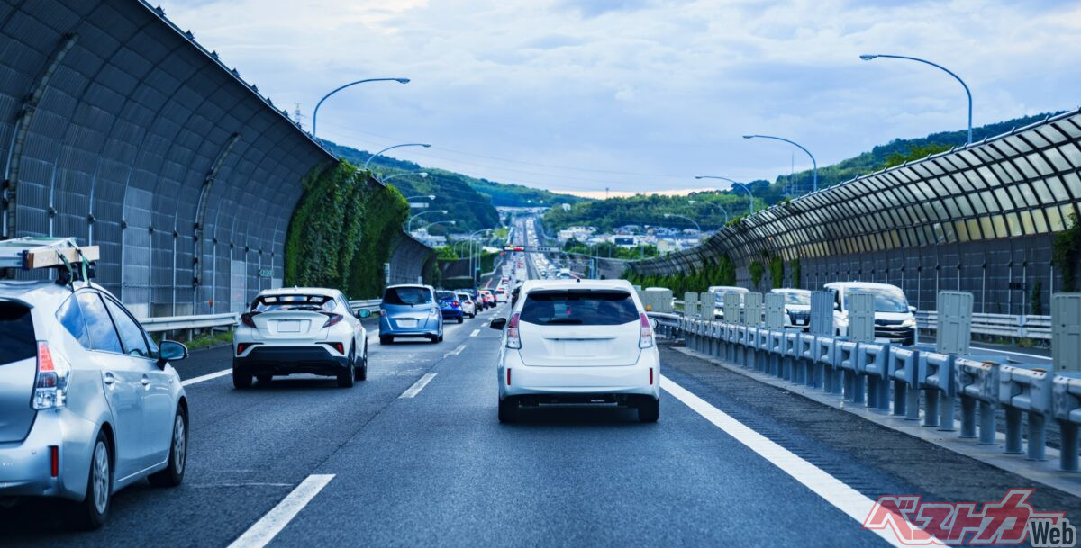 高速道路で強い揺れを感じたら、急ブレーキを避けて徐々に減速。可能であれば、のり面の下やトンネルの出入口付近を避け、左側の路肩へ停止する(PHOTO:Adobe Stock_show999)