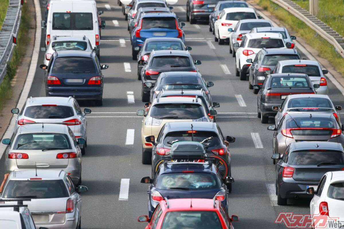 渋滞中など、すぐに道路の左側へ寄せられない場合は、急な車線変更を避けて徐々に減速。揺れが収まってから周囲の状況を確かめ、安全に移動できる場合に左側へ寄せる（PHOTO：Adobe Stock_Goran Jakus）