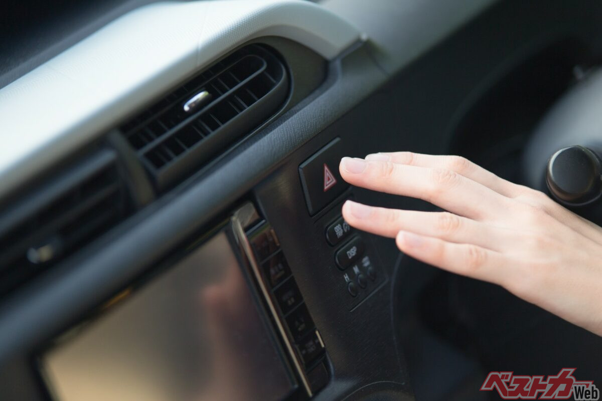 運転中に強い揺れを感じたら、急ブレーキや急ハンドルを避け、ハザードランプで周囲に異変を知らせながら徐々に減速。できるだけ安全な方法で道路の左側へ停止する（PHOTO：Adobe Stock_hanack）
